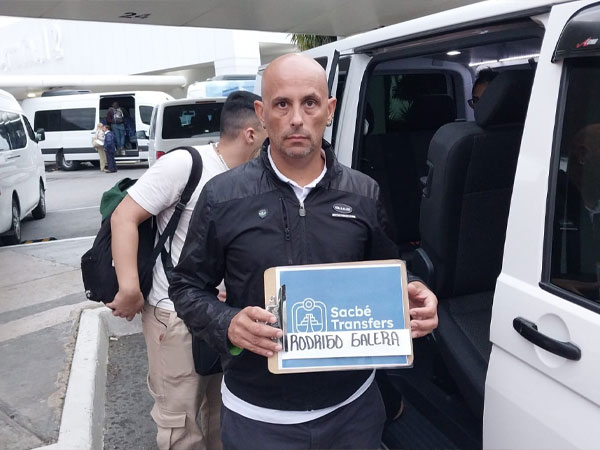 Foto de nuestros clientes disfrutando de su servicio de transporte en Cancún