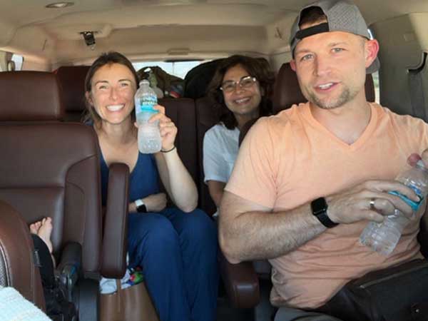 Foto de nuestros clientes disfrutando de su servicio de transporte en Punta Cana