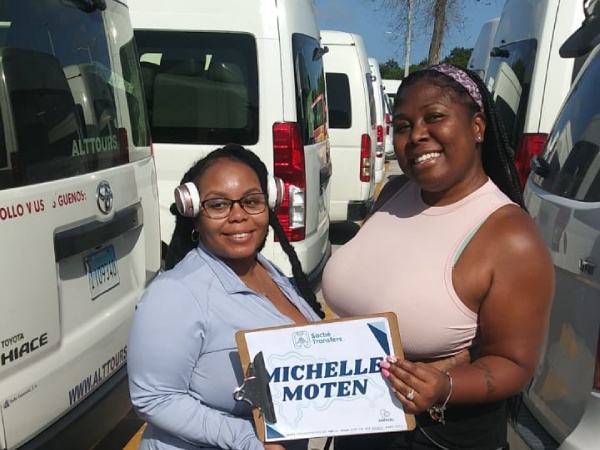 Foto de nuestros clientes disfrutando de su servicio de transporte en Punta Cana