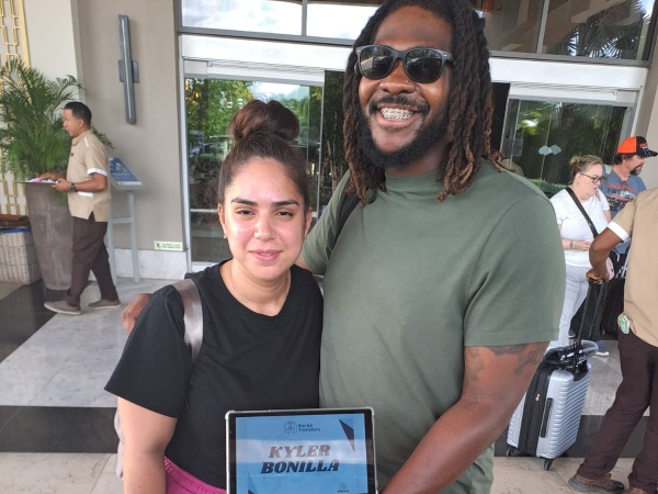 Foto de nuestros clientes disfrutando de su servicio de transporte en Punta Cana