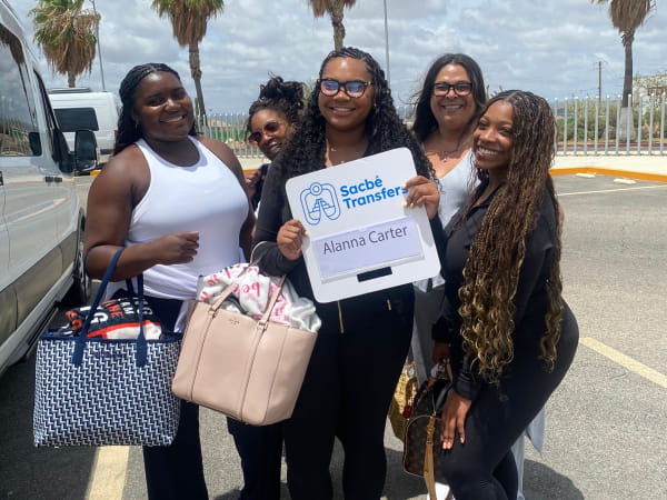 Foto de nuestros clientes disfrutando de su servicio de transporte en Santo Domingo